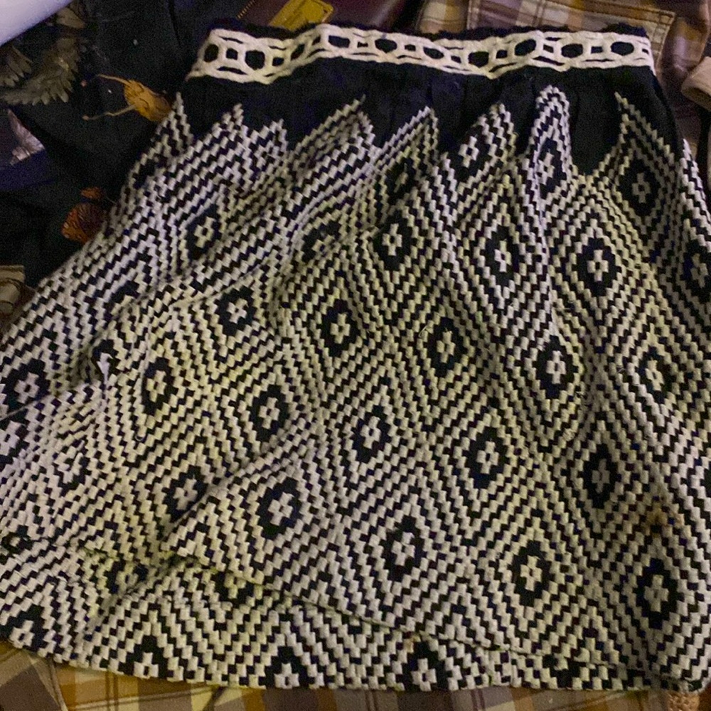 Free people high waisted, above the knee zip up skirt. Black and white raised
